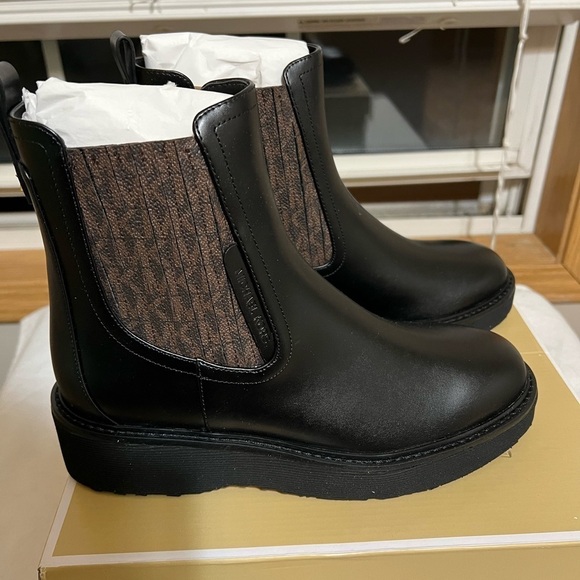 Michael Kors Miller Chelsea boot black w/signature brown side panels sz 6.5 NIB - Picture 5 of 6